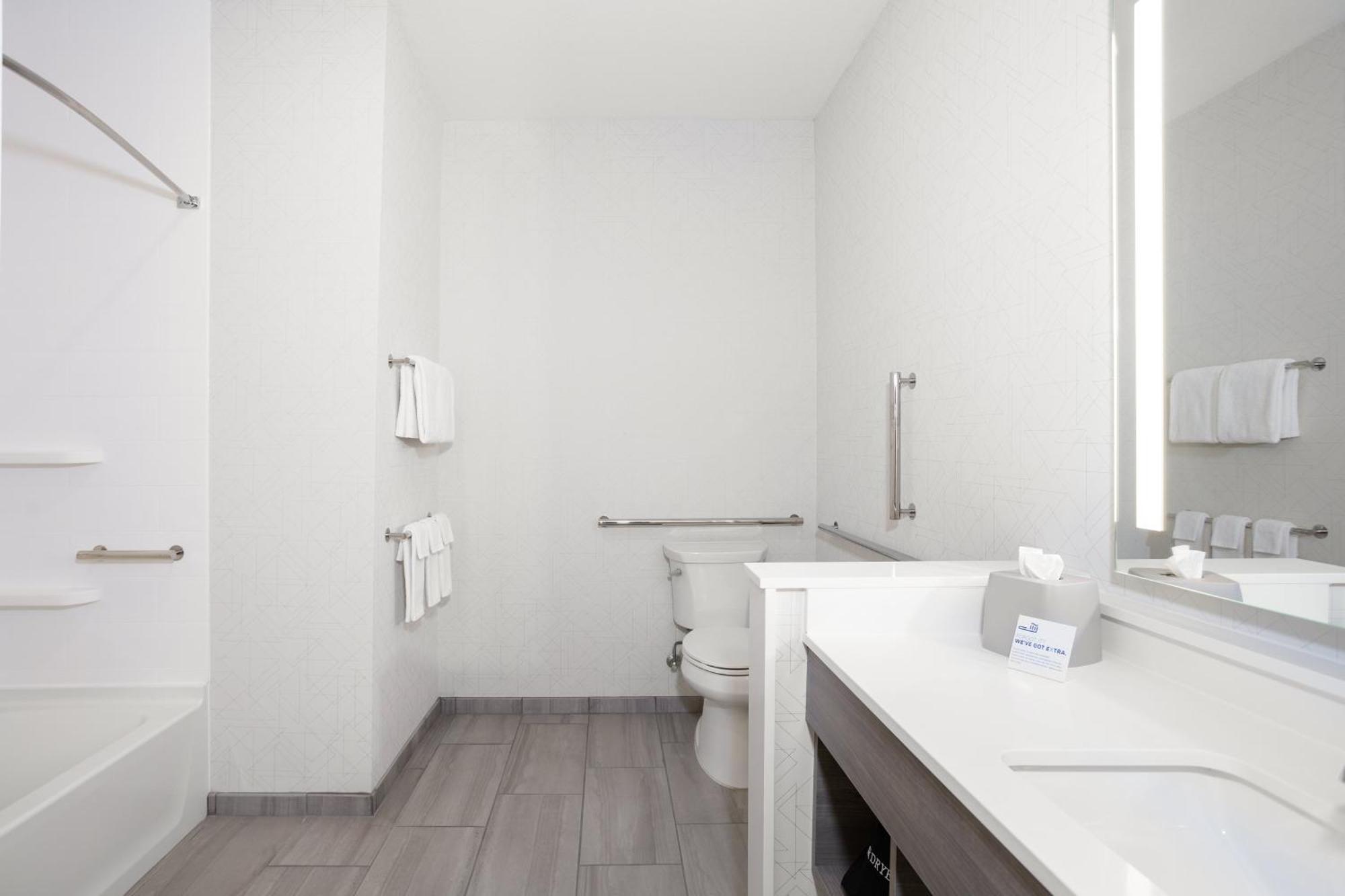 Holiday Inn Express Hotel & Suites Manchester - Airport By Ihg Bagian luar foto