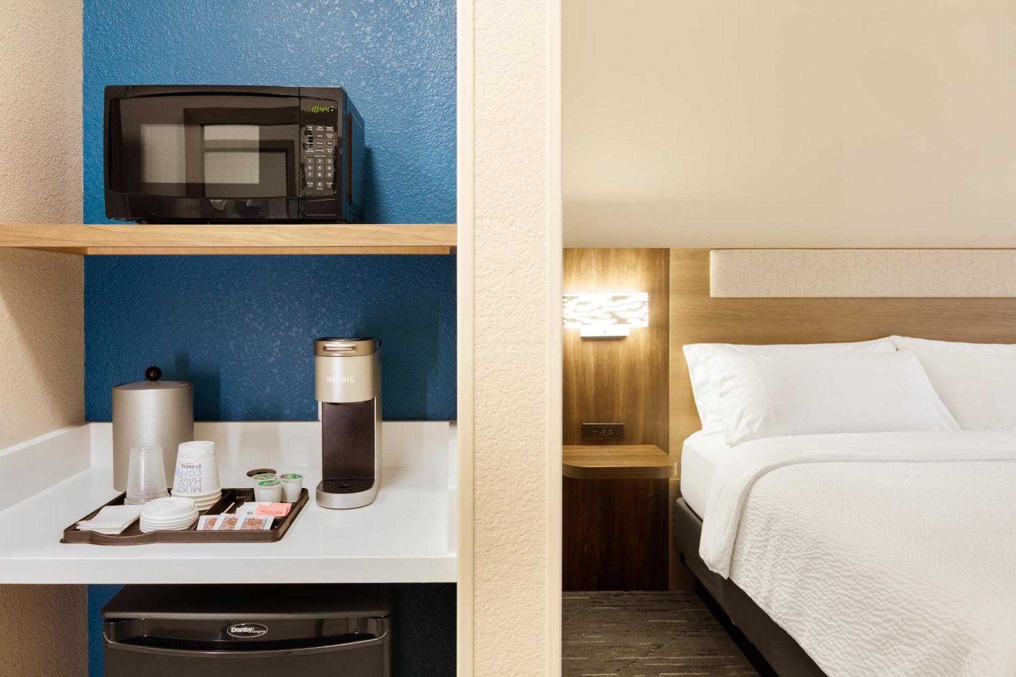 Holiday Inn Express Hotel & Suites Manchester - Airport By Ihg Bagian luar foto